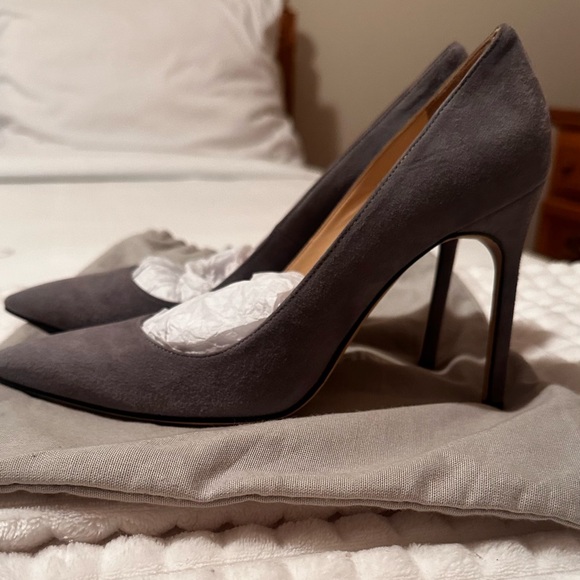 Authentic Manolo Blahnik BB pumps in Grey Suede
Heel 105mm - Picture 13 of 13